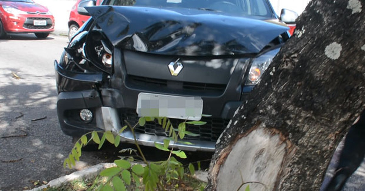 G Carro Colide Em Rvore Na Avenida Camilo De Holanda Em Jo O