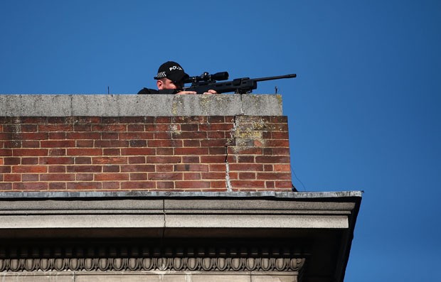 Snipers se posicionam para o casamento de Harry e Meghan Markle (Foto: Getty Images) Snipers se posicionam para o casamento de Harry e Meghan Markle (Foto: Getty Images)