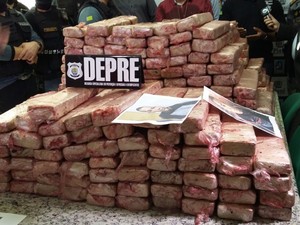 Polícia prende quatro suspeitos transportando mais de 300 kg de droga para o PI (Foto: Felipe Pereira)