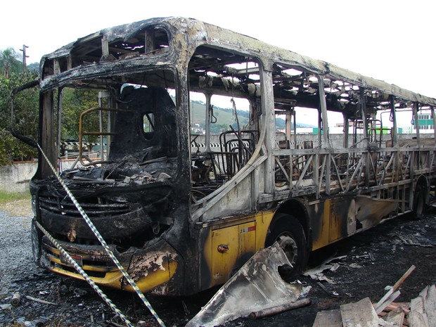 Ônibus incendiado em Gaspar (Foto: Jaime Batista da Silva/Divulgação)