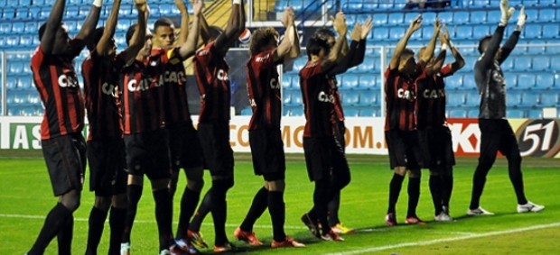 Jogadores do Atlético-PR comemoram vitória (Foto: Gustavo Oliveira/Site Oficial do Atlético-PR)