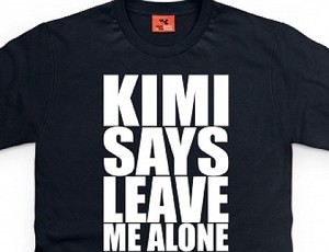 Frase de Kimi Raikkonen foi parar em camiseta presenteada à equipe da Lotus (Foto: Reprodução)
