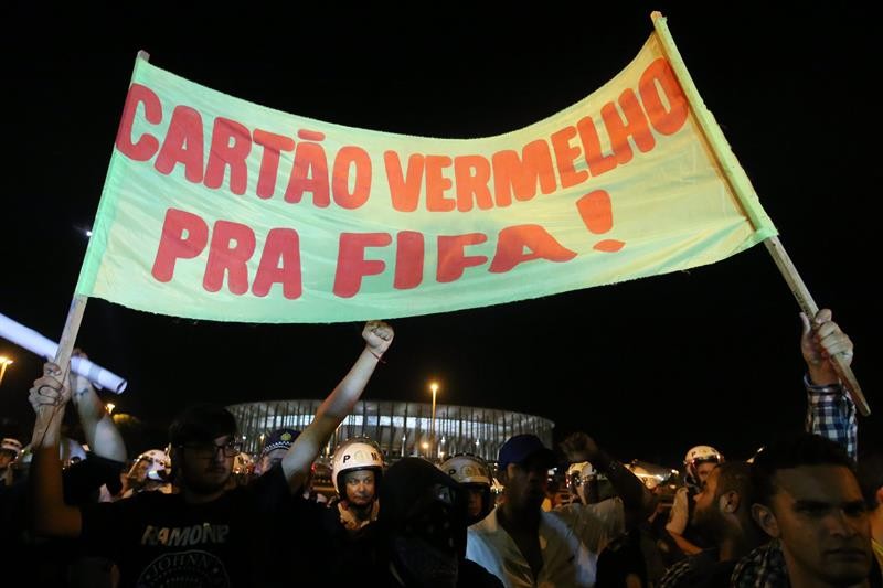 Manifestantes protestam contra a Fifa, em Brasília, na sexta-feira (30) à noite