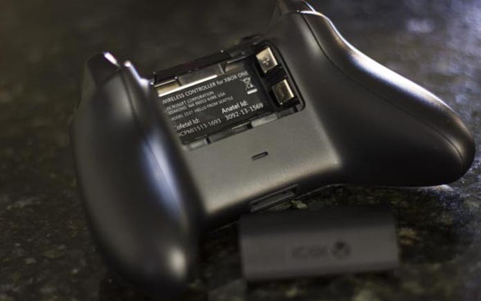 Controle do Xbox One continua alimentado por pilhas (Foto: (Foto: Reprodução/Débora Magri))