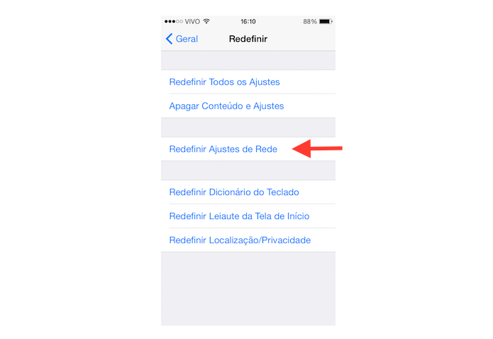 Redefinindo os ajustes de rede do iOS para resolver problemas de conexão do WhatsApp (Foto: Reprodução/Marvin Costa)