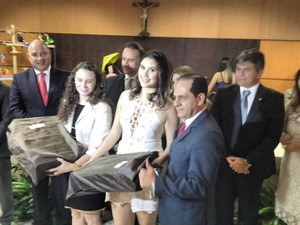 Marina Marinho, 16 anos, ficou na primeira posição do Concurso de Redação do Círio. Ela foi premiada junto com a professora. (Foto: Gabriela Azevedo/ G1) Marina Marinho, 16 anos, ficou na primeira posição do Concurso de Redação do Círio. Ela foi premiada junto com a professora. (Foto: Gabriela Azevedo/ G1)