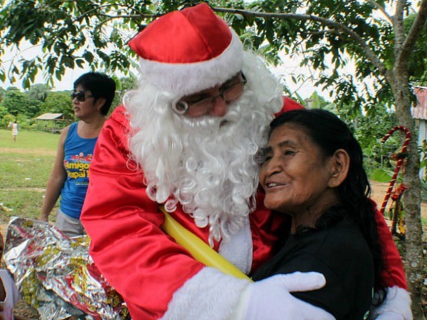 G1 - Índia de 80 anos conhece Papai Noel, no AM, e ganha 1º presente de  Natal - notícias em Amazonas