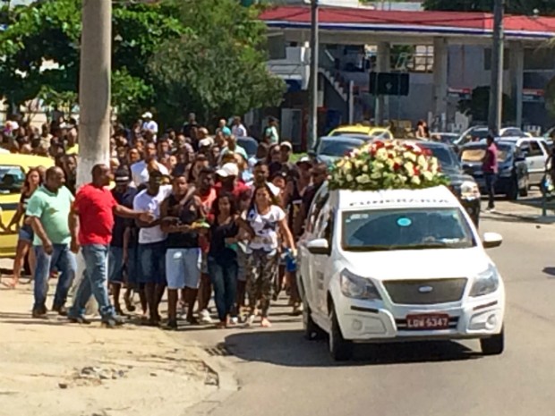 Parentes e amigos acompanharam a despedida (Foto: G1)