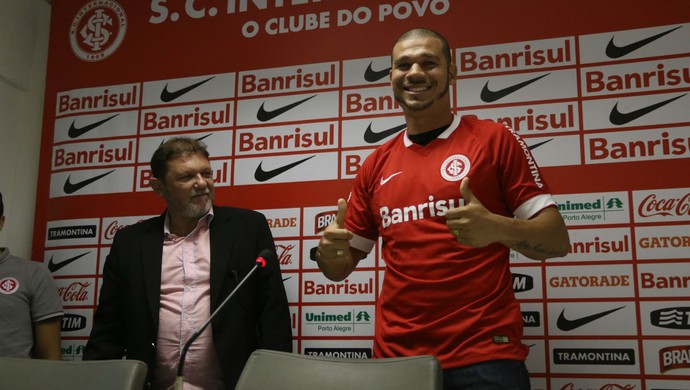 Nilton Internacional volante apresentação (Foto: Diego Guichard/GloboEsporte.com)