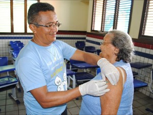 Vacina está disponível em unidades e centros de saúde da cidade (Foto: Oswaldo Ceará)