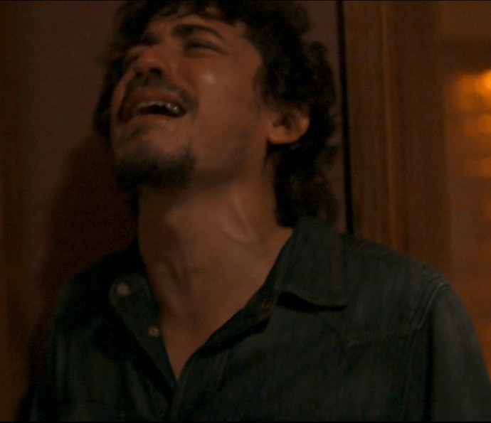 Vicente chora muito no quarto de Isabela (Foto: TV Globo)