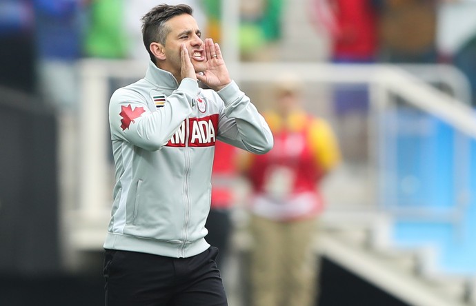 À vontade em Itaquera, canadense brinca: 