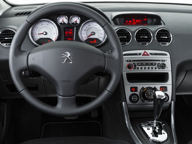 Peugeot 408 teve proteção contra ruídos reforçada na cabine (Foto: Divulgação)