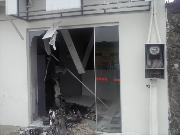 Caixa eletrônico foi destruído em Presidente Kennedy (Foto: Polícia Militar/Divulgação) Caixa eletrônico foi destruído em Presidente Kennedy (Foto: Polícia Militar/Divulgação)