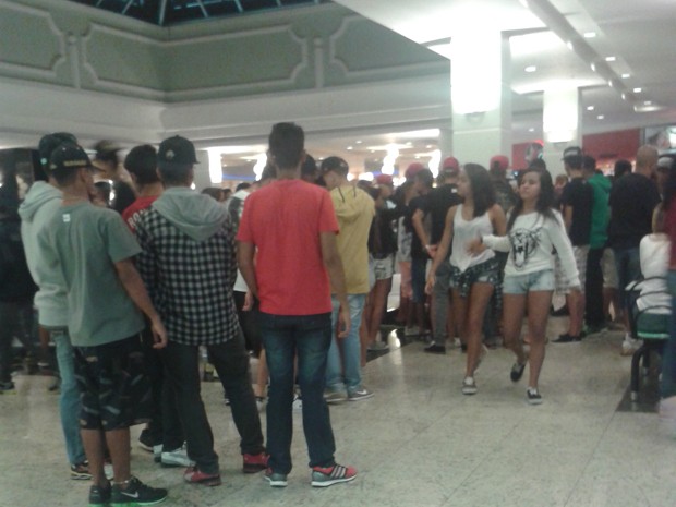 'Rolezinho' terminou por volta das 22h em São Vicente, SP (Foto: Jéssica Bitencourt / G1)