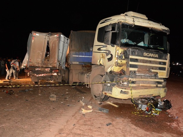Acidente envolveu duas carretas, caminhão e motocicleta na BR-364. (Foto: Ronaldo Teixeira/AGORA MT) Acidente envolveu duas carretas, caminhão e motocicleta na BR-364. (Foto: Ronaldo Teixeira/AGORA MT)