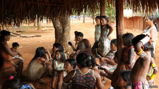 Moradores da região dizem que o garimpo poluiu os rios e reduziu drasticamente o número de peixes (Foto: Ibama/BBC) Moradores da região dizem que o garimpo poluiu os rios e reduziu drasticamente o número de peixes (Foto: Ibama/BBC)