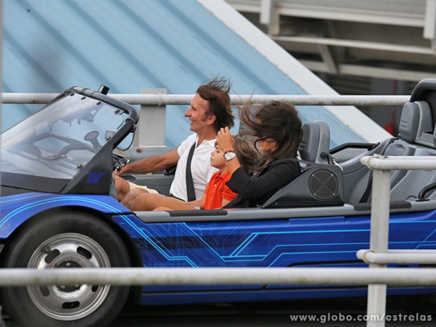Família do piloto Emerson Fittipaldi se diverte em atração da Disney (Foto: TV Globo/ Estrelas)