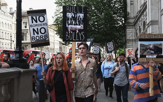 Jovens protestam em Londres na sexta (24), depois do referendo que decidiu pela a saída do Reino Unido da União Europeia - a maioria do eleitores entre 18 e 24 anos votou pela permanência (Foto: Mary Turner/Getty Images)