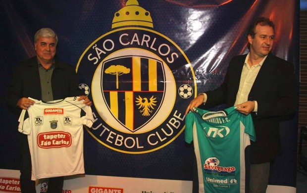Carlos Antunes (esquerda) e Julio Cesar Bianchim (direita) apresentam novo símbolo do São Carlos (Foto: Rovanir Frias/ AI São Carlos)