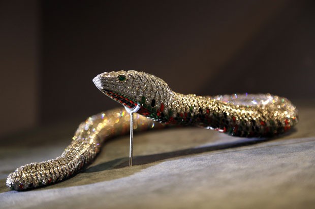 Colar em formato de serpente é atração de exposição em Paris (Foto: François Guillot/AFP)