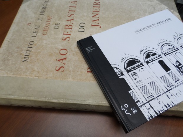 O livro que Marcelo Calero vai reeditar tem a lombada preta com a logomarca do Rio 450 anos (Foto: Lilian Quaino/G1)
