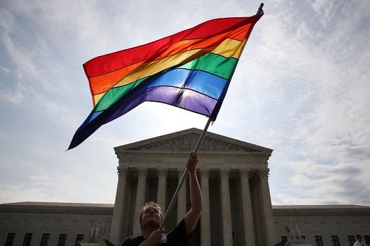 Um ativista comemora em frente ao prédio da Suprema Corte (Foto: Getty Images)