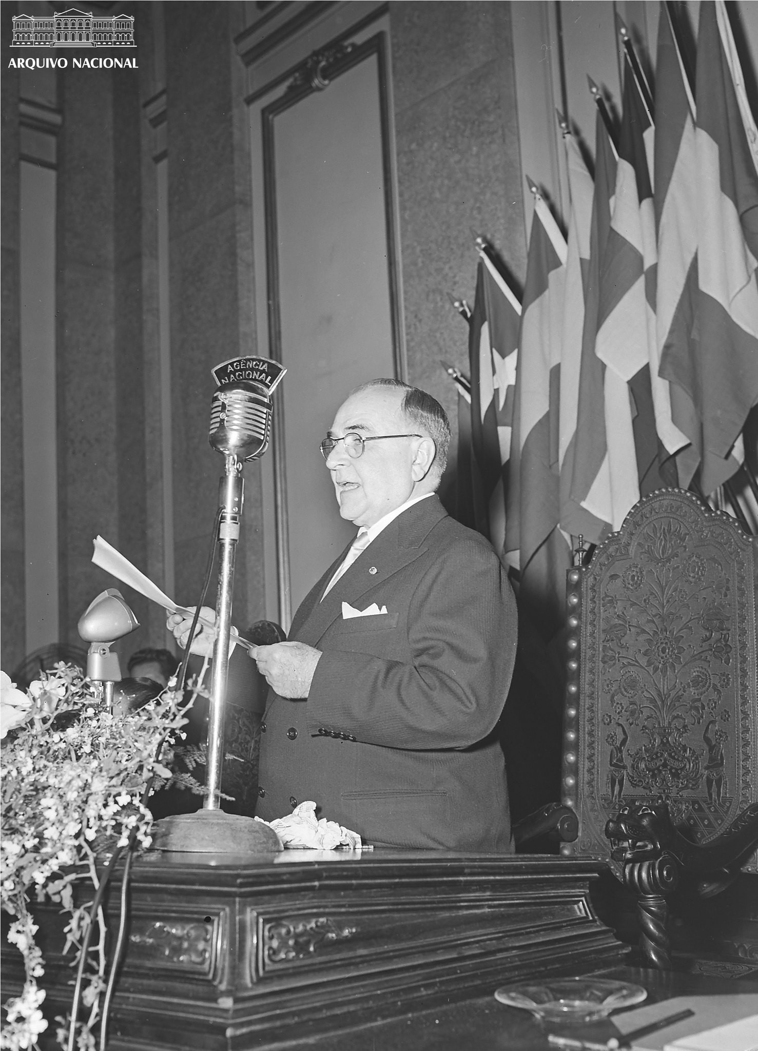 Presidente Getúlio Vargas discursando no I Congresso da União Latina, no Palácio Itamaraty, Rio de Janeiro, em 1951 (Foto: Arquivo Nacional/Fundo Agência Nacional)
