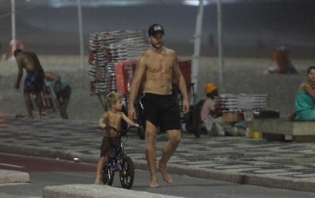 Rodrigo Hilbert com os filhos na praia (Foto: Wallace Barbosa / AgNews)