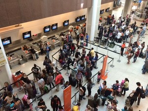 Aeroporto Santos Dumont cheio devido a nevoeiro (Foto: Alba Valéria Mendonça/G1 Rio) Aeroporto Santos Dumont cheio devido a nevoeiro (Foto: Alba Valéria Mendonça/G1 Rio)