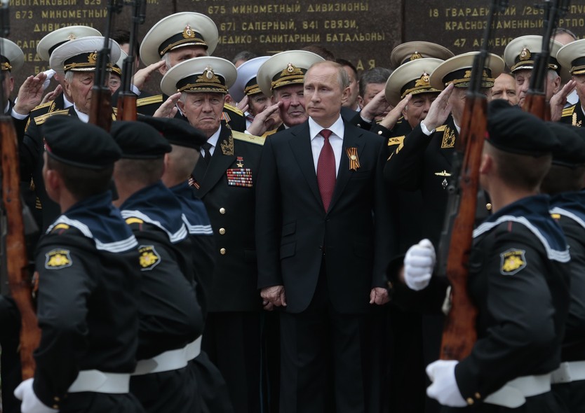 Presidente da Rússia, Vladimir Putin, participa de parada militar na Crimeia