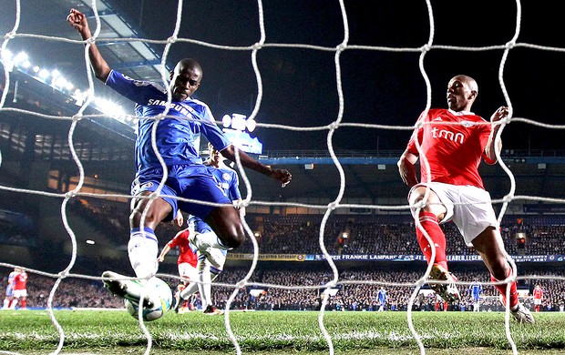 Ramires perde gol no jogo do Chelsea contra o Benfica (Foto: Getty Images)