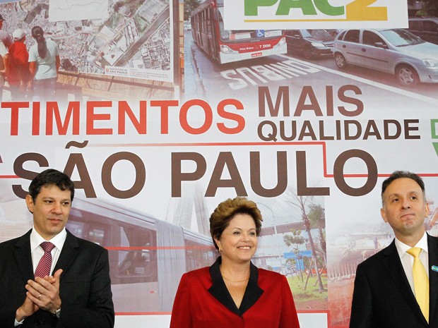 Prefeito Fernando Haddad (PT), presidente Dilma e ministro das Cidades, Aguinaldo Ribeiro, em evento que liberou R$ 8 bilhões (Foto: Roberto Stuckert Filho/PR)