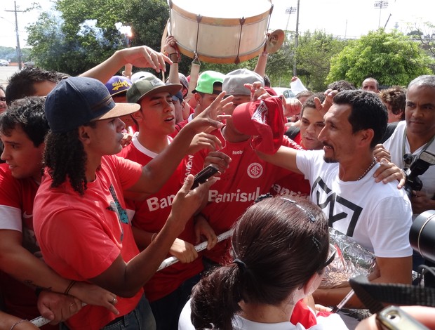Guiñazu é abraçado pelos torcedores que estiveram no CT do Parque Gigante (Foto: Tomás Hammes / GLOBOESPORTE.COM)