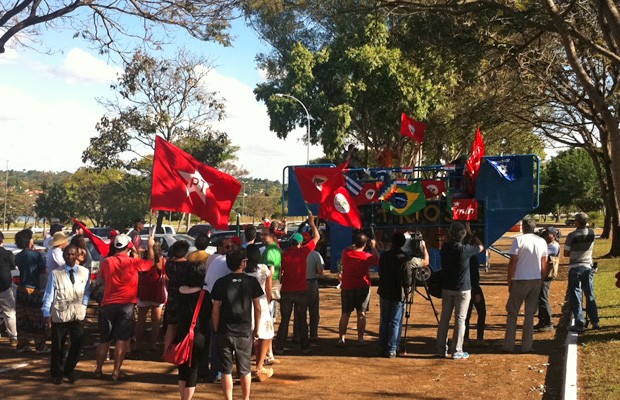 Manifestantes diante da Embaixada do Paraguai, em Brasília (Foto: Fabio Amato / G1)