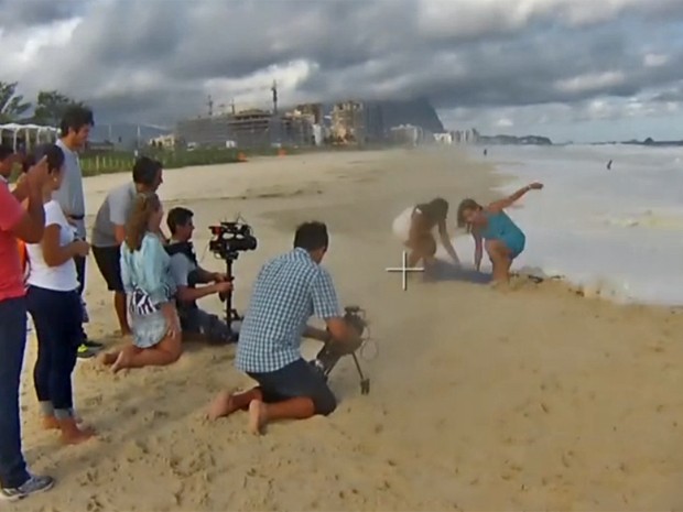 Cissa e Dira quase se molham durante gravação (Foto: Vídeo Show / TV Globo)