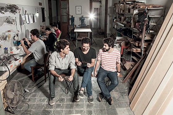 BOA HISTÓRIA Hugo Galindo, Henrique Meyrelles e Luiz Eduardo Rocha, no estúdio da Zerezes, que fabrica óculos  no Rio de Janeiro. Exportar, para  eles, é natural (Foto: Eduardo Zappia/ÉPOCA)