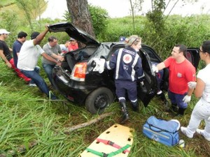 Motorista perdeu o controle, saiu da pista e bateu contra uma árvore (Foto: Marcos Ferreira/Noticias Policiais)
