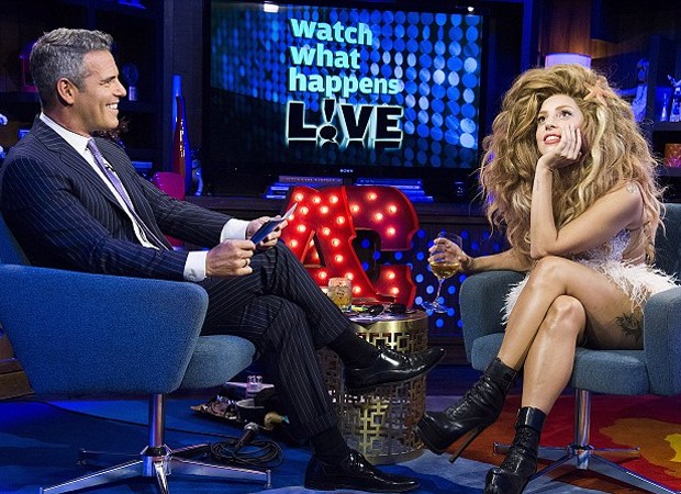 Lady Gaga com o entrevistador Andy Cohen (Foto: Reprodução)