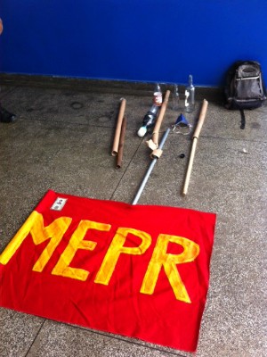 Polícia apreendeu barras de ferro e pedaços de madeira com grupo de manifestantes (Foto: Camila Henriques/G1 AM)