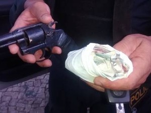 Policiais militares notaram que arma de brinquedo após adolescente ser baleado em Mossoró (Foto: Marcelino Neto/O Câmera)