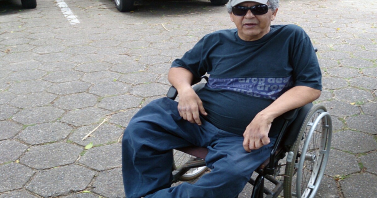 Cadeirante de 60 anos vota em Peruíbe, SP, e dispensa a 'colinha' - Globo.com