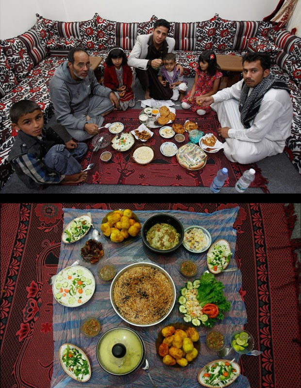 Família iemenita aguarda o Iftar na cidade de Sanaa (Foto: Hani Mohammed/AP)