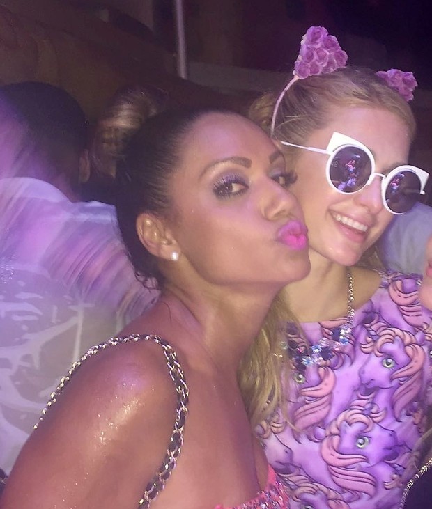 Ana Paula Evangelista curte em Ibiza com Paris Hilton (Foto: R2assessoria / Divulgação )