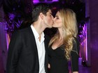 Yasmin Brunet beija o marido em festa em São Paulo