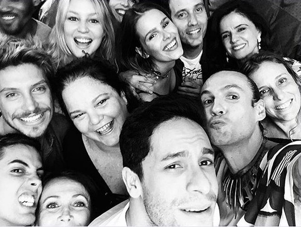Elenco reunido na festa de despedida da novela Verdades Secretas (Foto: Reprodução/Instagram)
