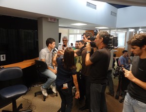 Oscar concede entrevista na redação da RBS TV (Foto: Caetanno Freitas / GLOBOESPORTE.COM)
