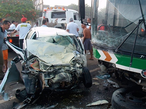Colisão entre ônibus e veículo de passeio deixa três mortos em Itamaraju (Foto: Lênio Cidreira/Site: Radar 830)