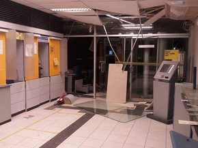 Criminosos arrombaram caixa-forte e um caixa eletrônico no banco de Inajá na madrugada desta sexta-feira (12) (Foto: Divulgação/Puan Guerra)