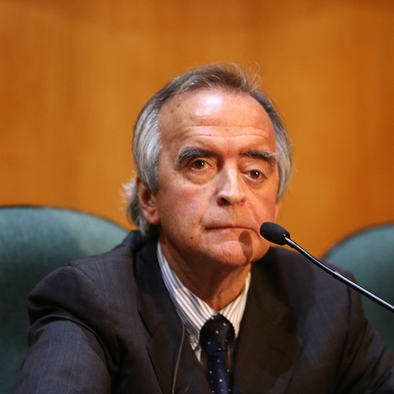 Nestor Cerveró permanece em silencio durante depoimento na Comissão Parlamentar de Inquérito (CPI) da Petrobras realizada na Justiça Federal em Curitiba (PR), nesta segunda-feira(11) (Foto:  Geraldo Bubniak / AGB / Ag. O Globo)